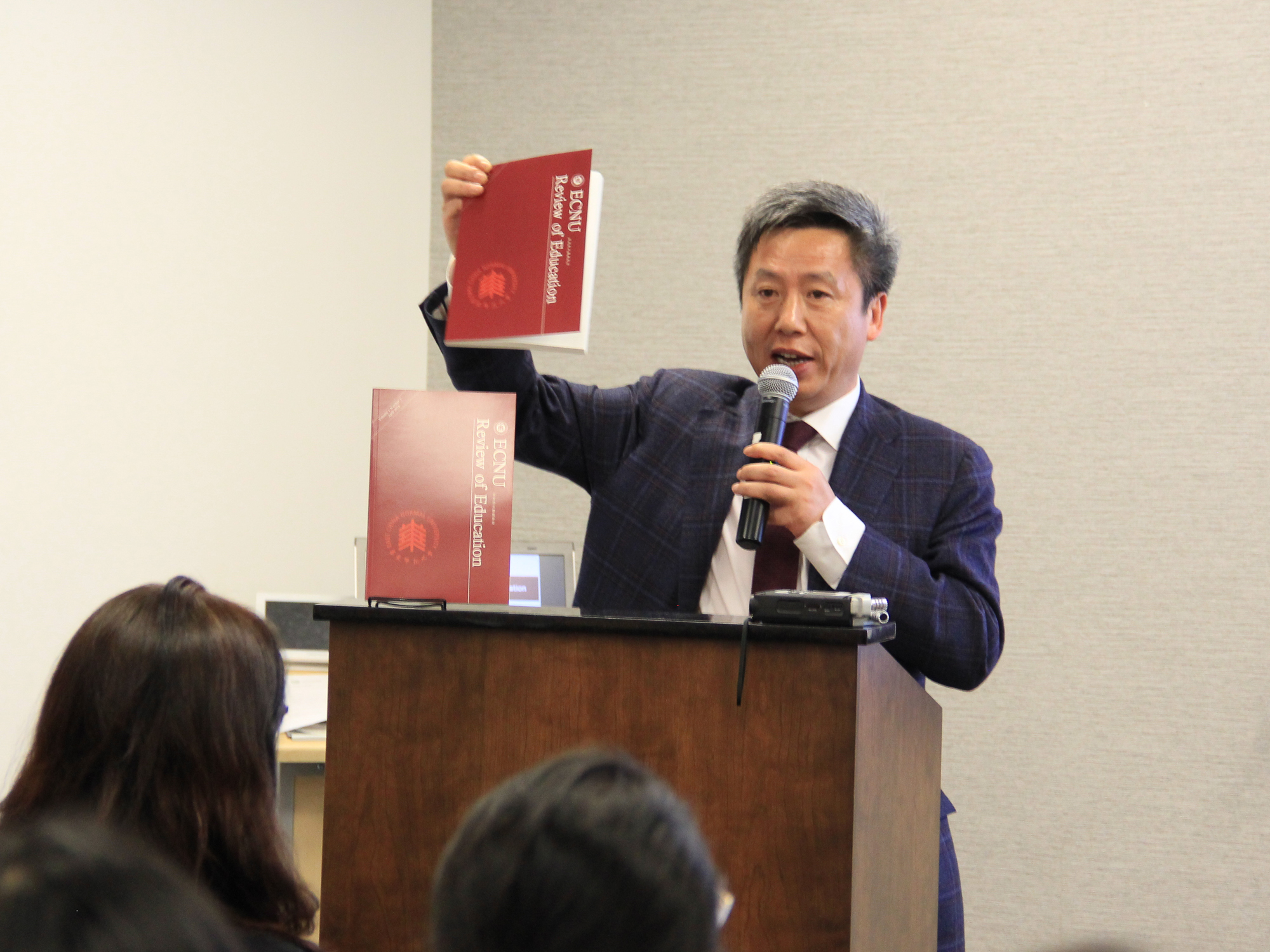 Prof. Zhao Yong presides over the ceremony.