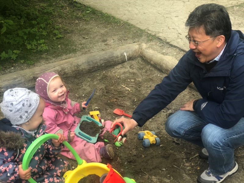 Huang Xiangyang greeting with children